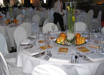 Eingedeckter Tisch für eine Hochzeit